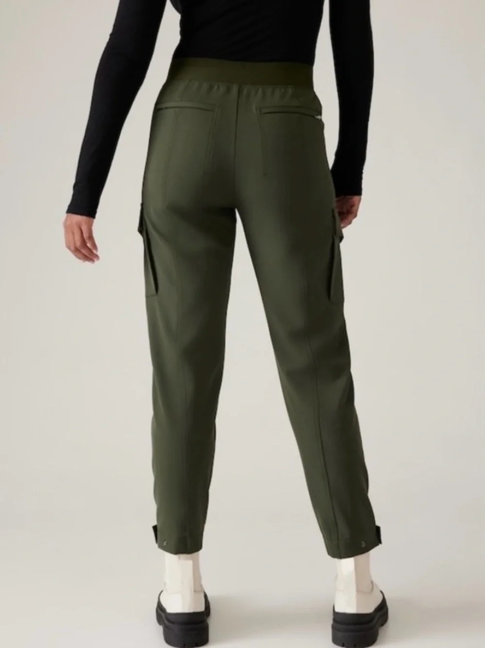 Athleta Endless High Rise Cargo  Pants in Aspen Olive Size 6 - Picture 3 of 15